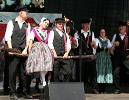 Sorbische Volkstanzgruppe Zeißig beim Tanz